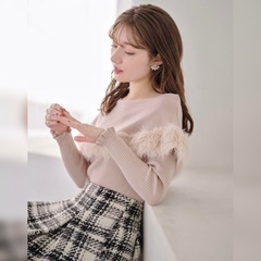 tocco オフショルファー付きケープライク袖口フリルリブニットプルオーバー / ピンクの画像