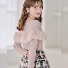 tocco オフショルファー付きケープライク袖口フリルリブニット...