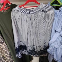 スカート　ブルーの服の画像