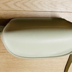 UNIQLOショルダーバック　ベージュ　オフホワイトの画像
