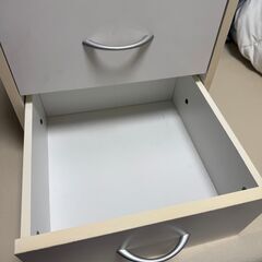 木製２段引き出し棚の画像