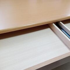 女の子向け学習机の画像