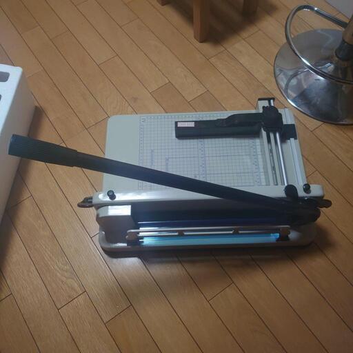 ペーパーカッター　大型裁断機