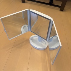 卓上三面鏡　ホワイト　電池で動くLEDつき