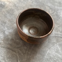 茶色と黒の陶器製茶托