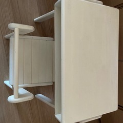 キッズ　幼児用机と椅子の画像