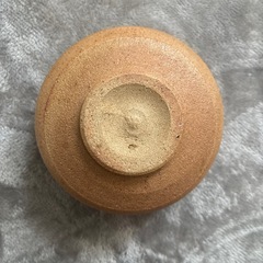 茶色と黒の陶器製茶托の画像