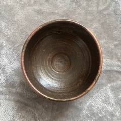 茶色と黒の陶器製茶托の画像