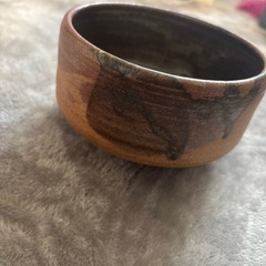 茶色と黒の陶器製茶托の画像