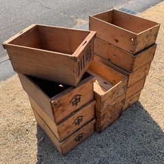 残り12箱になりました「骨董市で大人気」 古道具 センス抜群の木箱 骨董品 木製 木箱 家具 雑貨 昭和レトロ 入れ物 ケース　ディスプレイ 道具入れ 大量 まとめ売り セット 木製 ガーデン ガーデニング 店舗 昭和当時の木箱 葡萄の木箱 まとめ売り まとめて インテリア ジャンクガーデン ガーデン 古民家 カフェ 古民家カフェ レトロ雑貨 アンティーク家具 ヴィンテージの画像