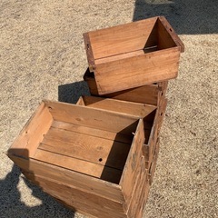 残り12箱になりました「骨董市で大人気」 古道具 センス抜群の木箱 骨董品 木製 木箱 家具 雑貨 昭和レトロ 入れ物 ケース　ディスプレイ 道具入れ 大量 まとめ売り セット 木製 ガーデン ガーデニング 店舗 昭和当時の木箱 葡萄の木箱 まとめ売り まとめて インテリア ジャンクガーデン ガーデン 古民家 カフェ 古民家カフェ レトロ雑貨 アンティーク家具 ヴィンテージの画像