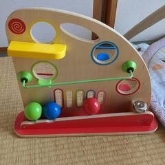 乳児用おもちゃ　プレイマットと木のおもちゃの画像