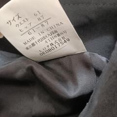 黒いフォーマルな膝丈スカートの画像