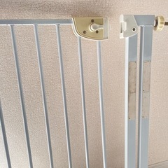 ベビーゲート 子どもに簡単に開けられない安全タイプの画像