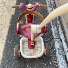 手押しハンドル操作可能　三輪車の画像