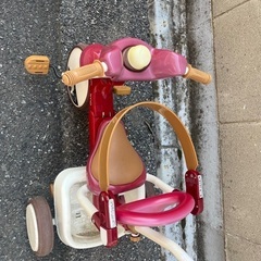 手押しハンドル操作可能　三輪車の画像