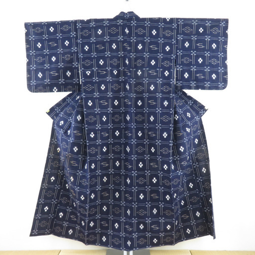 木綿着物 絣模様 単衣 バチ衿 紺色ｘ白色 仕立て上がり着物 レトロ 身丈148cm 【キモノオフ野々市若松店】