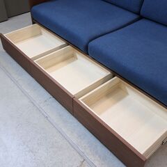 IDC OTSUKA(大塚家具)TAIDA(タイダ)デイベッド 片脚テーブル付きです。限られたスペースを有効活用できるソファベッド。2人掛けソファとしてもベッドとしても快適なリビングライフが叶います♪の画像