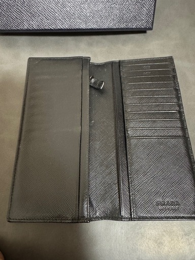 PRADA財布