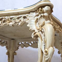 イタリアの老舗装飾家具メーカー SILIK(シリック)のダイニングテーブルです。アンティーク調のクラシックな装飾とエレガントな佇まいがゴージャスなアームチェアは、上品なヨーロピアンテイストにオススメ♪の画像