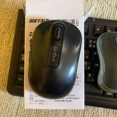 キーボードとマウス2個の画像