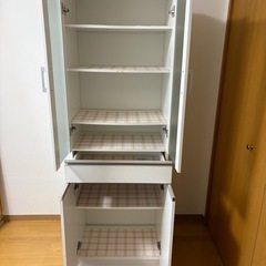 ニトリ食器用キャビネットの画像