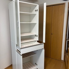 ニトリ食器用キャビネットの画像