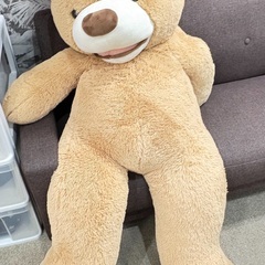 大きな熊のぬいぐるみ