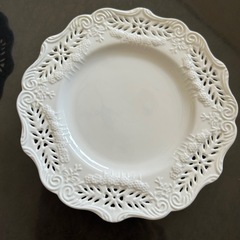 おしゃれなお皿。白なので食べ物が引き立ち映える洋食器。ケーキ皿・サラダのお皿に‼︎ 　5枚セット。来客やお誕生日に最適。サイズ約最大直径20㌢。中の直径13㌢。の画像
