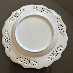 おしゃれなお皿。白なので食べ物が引き立ち映える洋食器。ケーキ皿・サラダのお皿に‼︎ 　5枚セット。来客やお誕生日に最適。サイズ約最大直径20㌢。中の直径13㌢。の画像