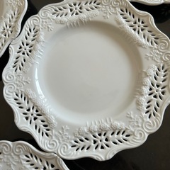 おしゃれなお皿。白なので食べ物が引き立ち映える洋食器。ケーキ皿・サラダのお皿に‼︎ 　5枚セット。来客やお誕生日に最適。サイズ約最大直径20㌢。中の直径13㌢。の画像
