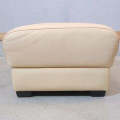 karimoku(カリモク家具)のdirettore(ディレトーレ)シリーズのオットマンです！モダンな印象のスツールは玄関やリビングなどのちょっとしたスペースでも活躍するコンパクトなサイズです♪の画像
