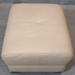 karimoku(カリモク家具)のdirettore(ディレトーレ)シリーズのオットマンです！モダンな印象のスツールは玄関やリビングなどのちょっとしたスペースでも活躍するコンパクトなサイズです♪の画像