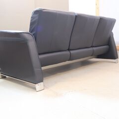 北欧ノルウェーのメーカーEKORNES(エコーネス)社のストレスレス メトロポリタン 本革 3人掛けソファー。ロッキング機能で上質な座り心地なので リビングはもちろんシアタールームなどにおススメです♪の画像