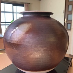 信楽焼　真ん丸な壺　花瓶の画像