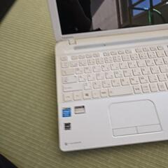 東芝ノートパソコン白色の画像