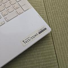 東芝ノートパソコン白色の画像