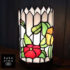 アンティーク調のステンドグラスランプです。可憐なお花がモチーフに...