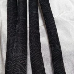 白色と黒色の帯締めの画像