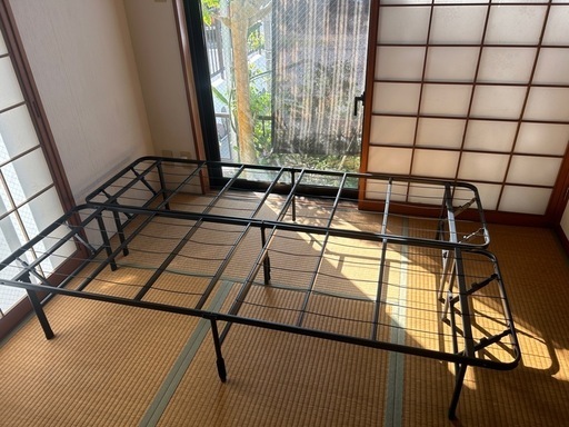 ２つ折りたたみパイプベッド