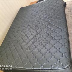 ダブルベッドの画像