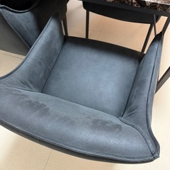 大理石調テーブルと椅子の画像