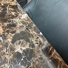 大理石調テーブルと椅子の画像