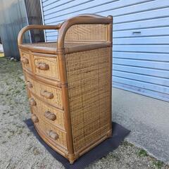 藤製収納棚の画像