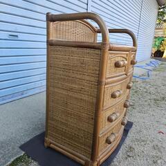 藤製収納棚の画像