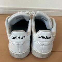 adidas スニーカーの画像