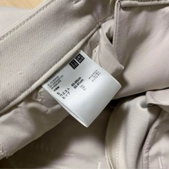 UNIQLO EZYフレアアンクルパンツ　オフホワイトの画像