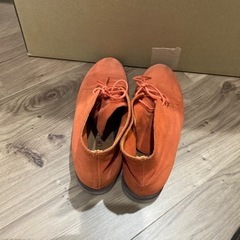 値下げオレンジ靴の画像