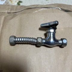 金属製のクローム仕上げ蛇口の画像