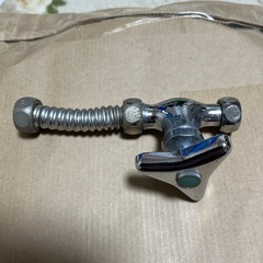 金属製のクローム仕上げ蛇口